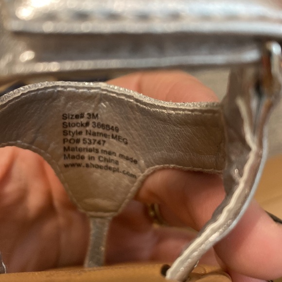 Set of two baby girl sandals; size 2 - Picture 4 of 6